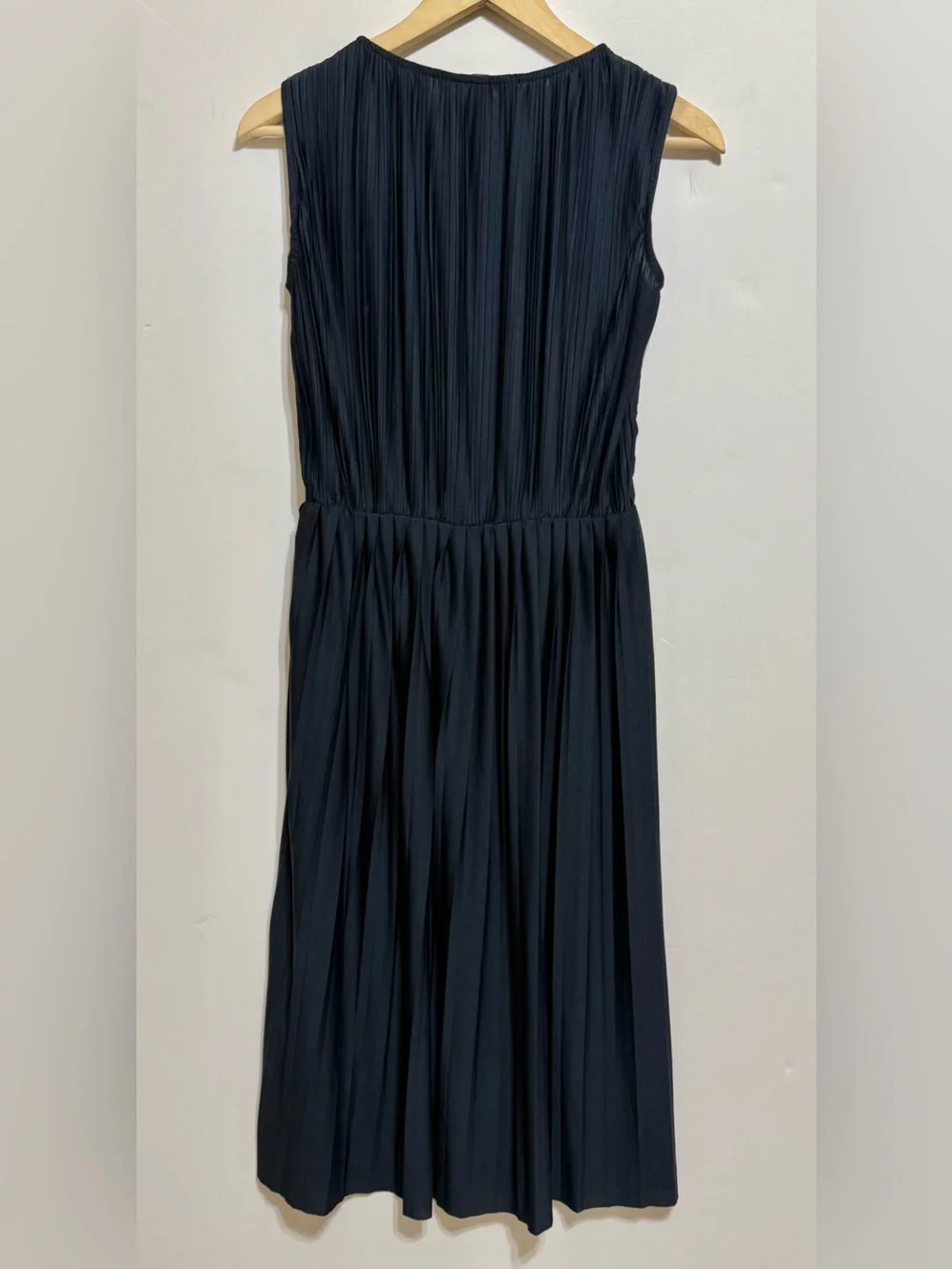 H&M navy Blue Sunday pleated  sleeveless V-Neck dress